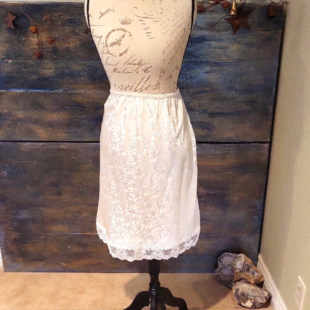 VINTAGE CHRISTIAN DIOR HALF SLIP